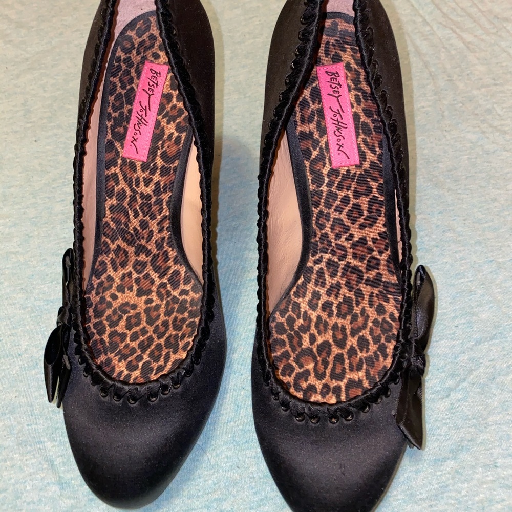 Betsey Johnson Beautiful black satin heel size 7.5 - Picture 1 of 1